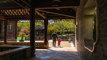 岭南之风及荔枝角公园以传统岭南风格造园，有不少凉亭及林荫迴廊供访客游览和散步。